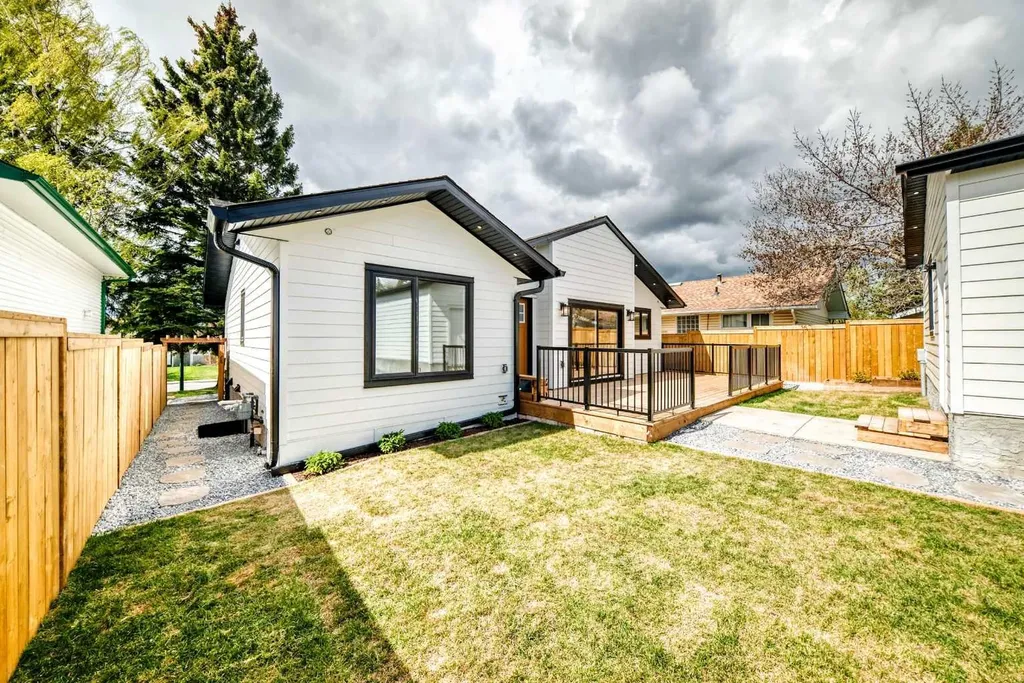 152 Capri Avenue NW Calgary AB T2L 0H5