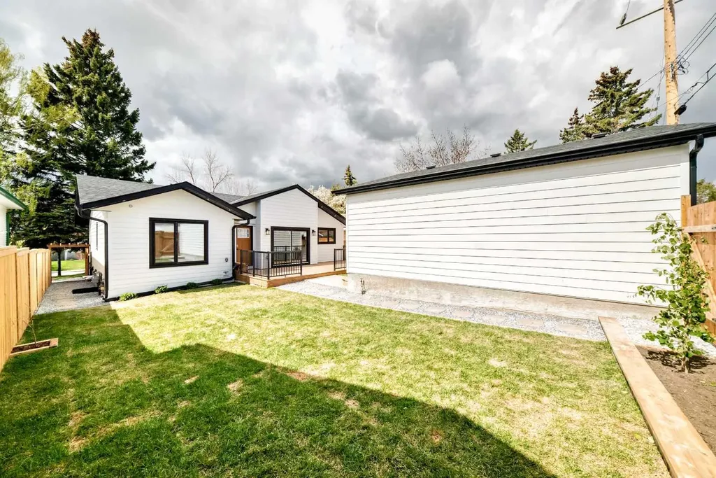 152 Capri Avenue NW Calgary AB T2L 0H5