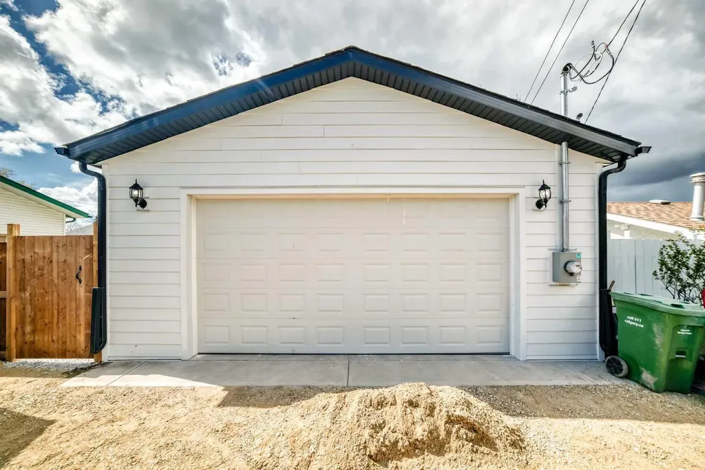 152 Capri Avenue NW Calgary AB T2L 0H5