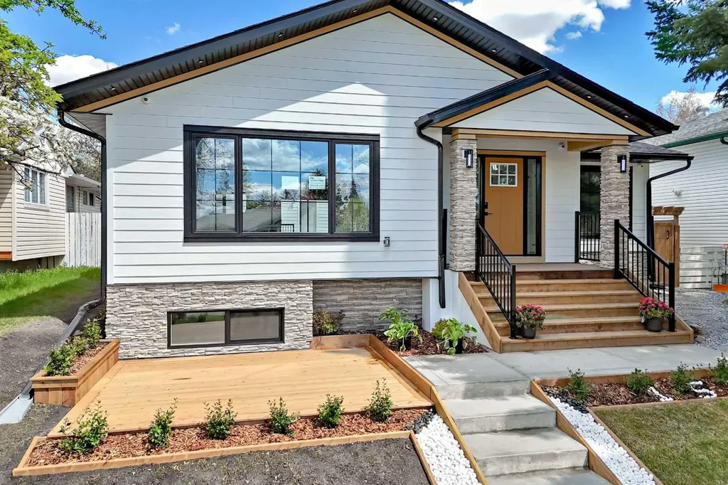 152 Capri Avenue NW Calgary AB T2L 0H5