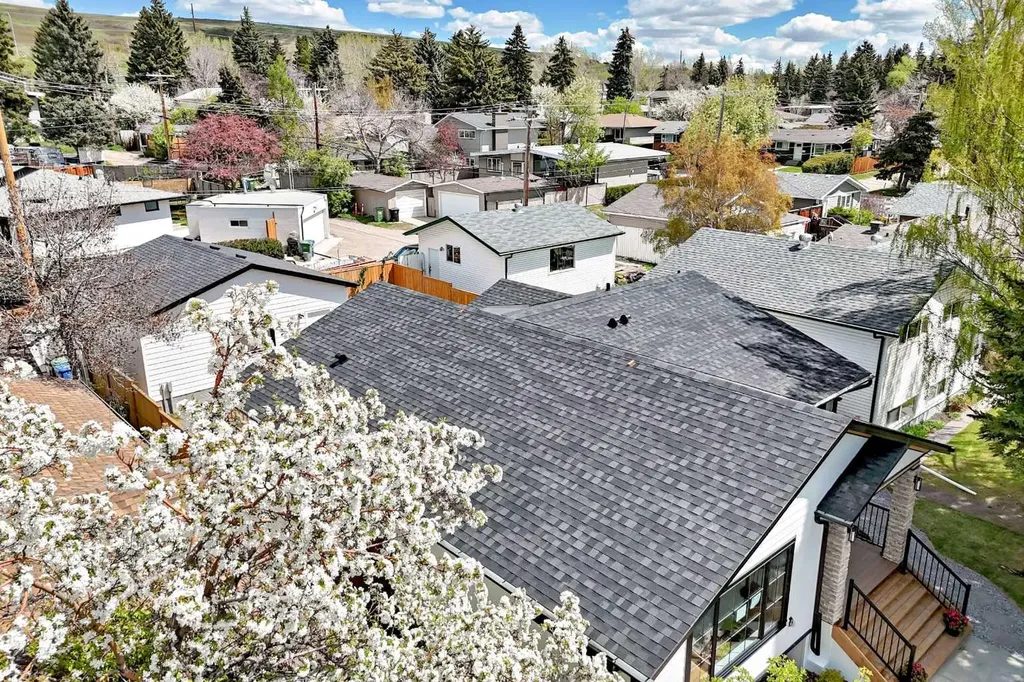 152 Capri Avenue NW Calgary AB T2L 0H5