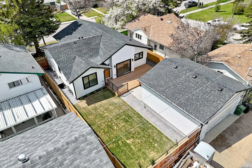 152 Capri Avenue NW Calgary AB T2L 0H5