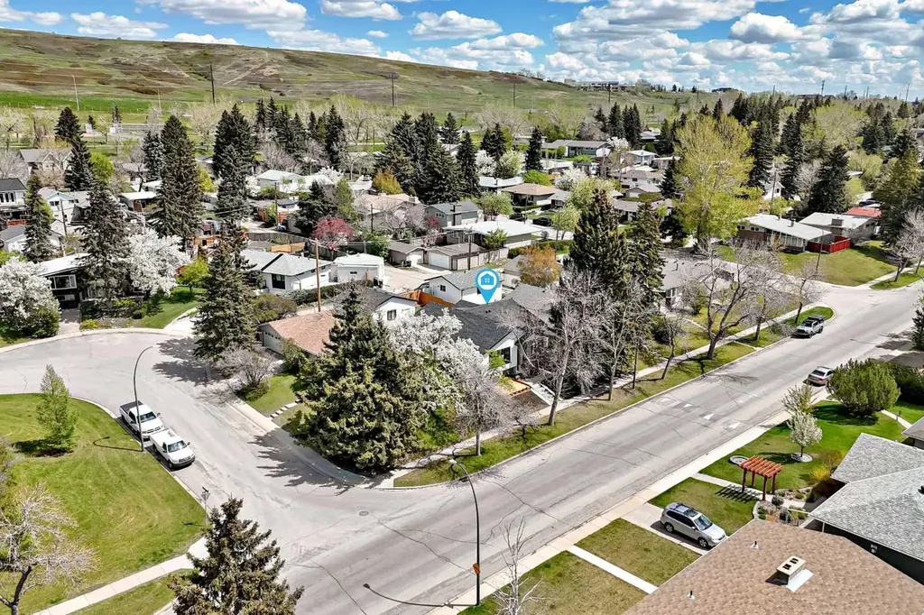 152 Capri Avenue NW Calgary AB T2L 0H5