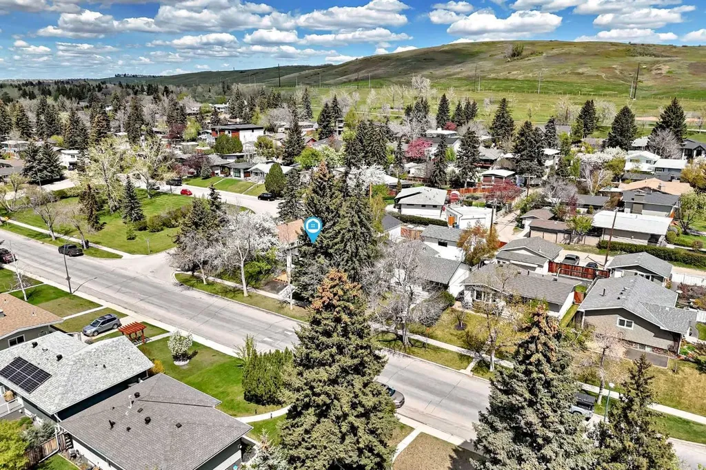 152 Capri Avenue NW Calgary AB T2L 0H5