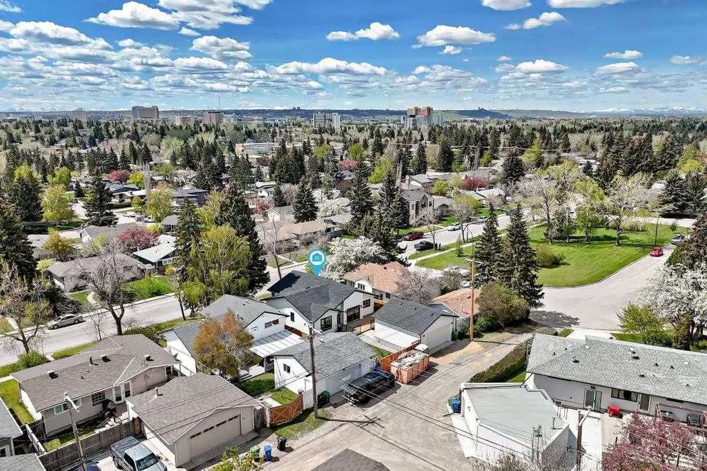 152 Capri Avenue NW Calgary AB T2L 0H5