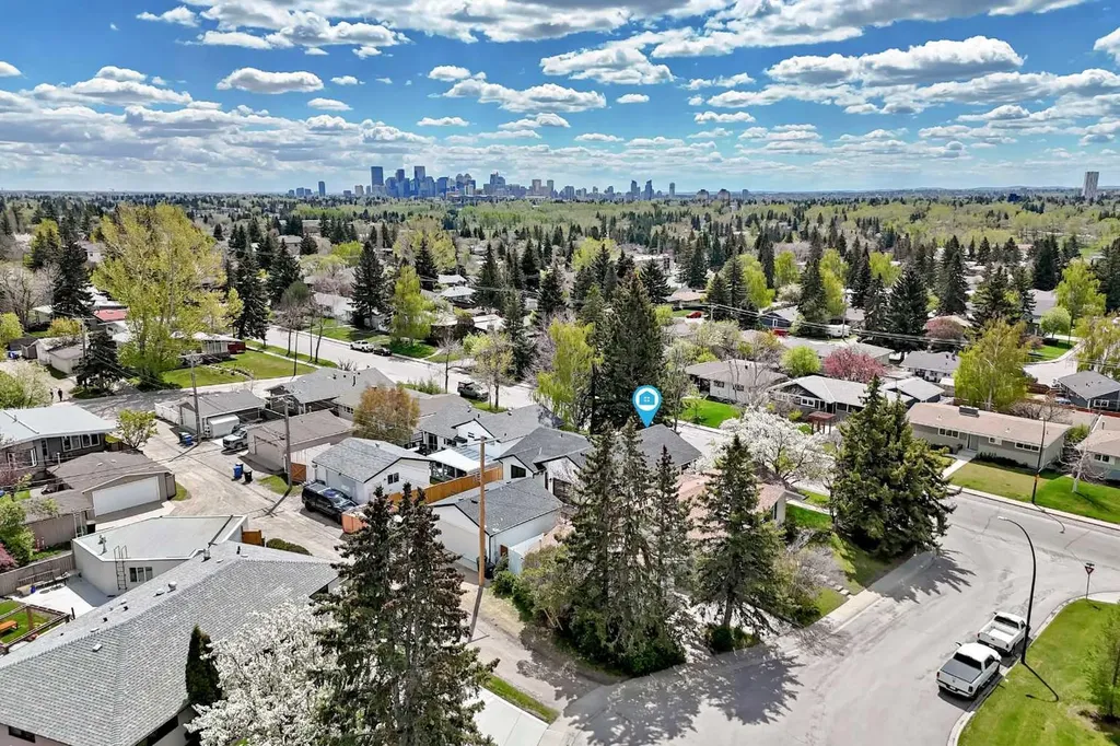152 Capri Avenue NW Calgary AB T2L 0H5