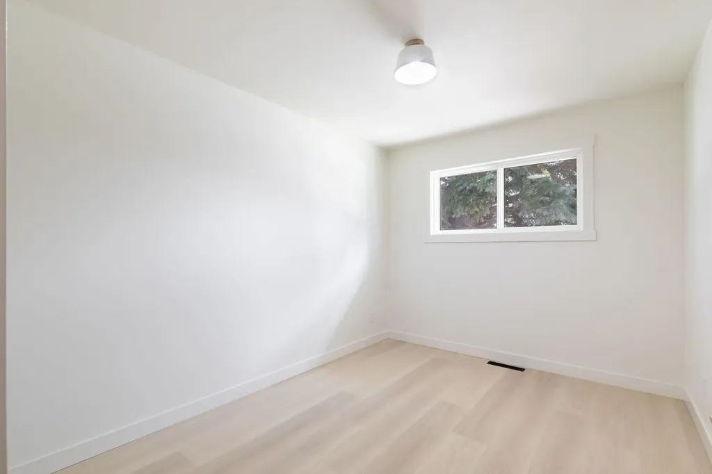 816 Avonlea Place SE Calgary AB T2H 1W3
