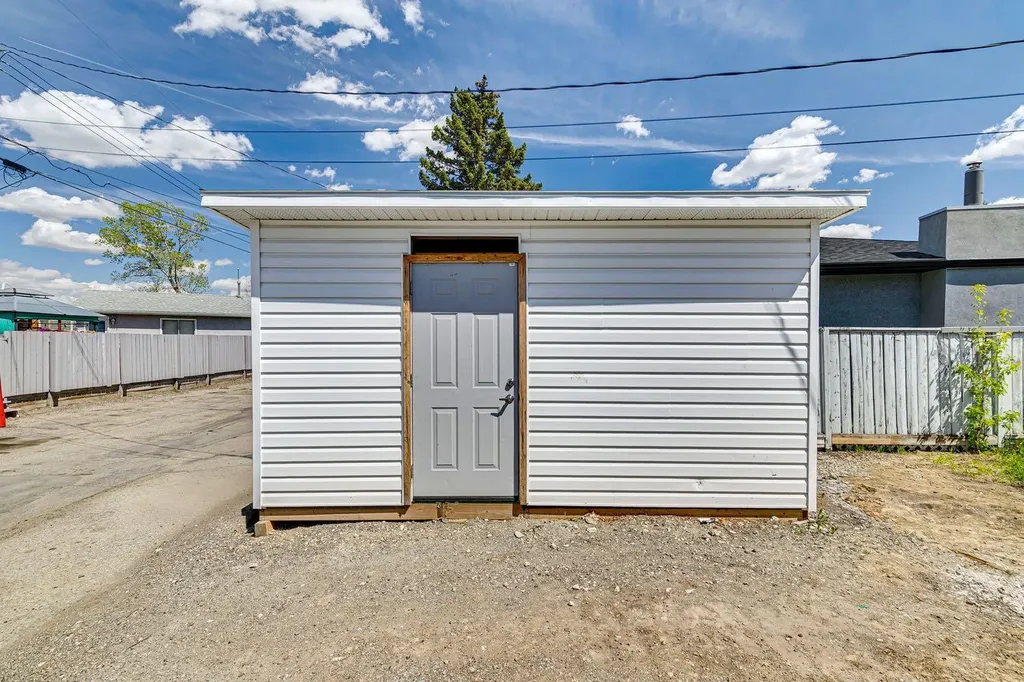 816 Avonlea Place SE Calgary AB T2H 1W3