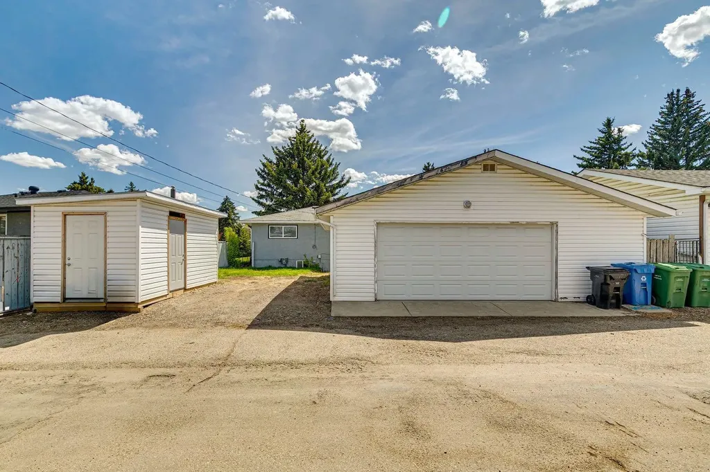 816 Avonlea Place SE Calgary AB T2H 1W3