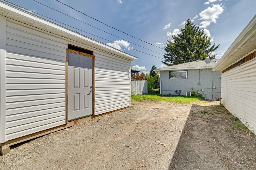 816 Avonlea Place SE Calgary AB T2H 1W3