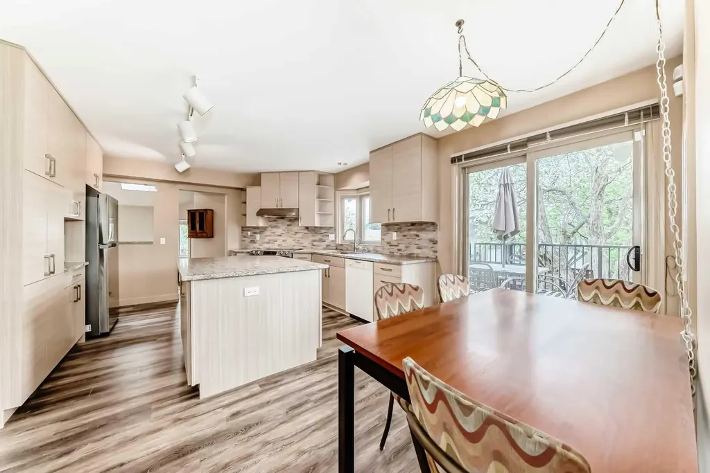 2518 21 Street SW Calgary AB T2T 5A8