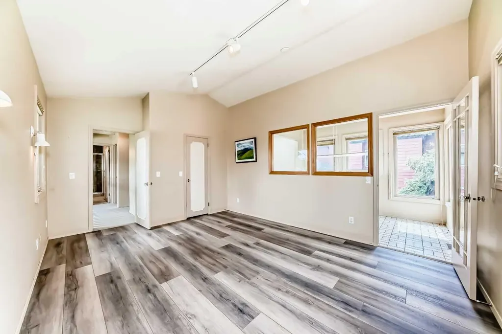 2518 21 Street SW Calgary AB T2T 5A8