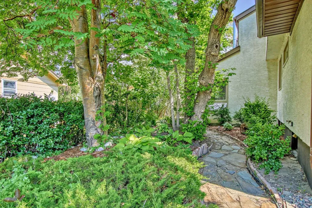 2518 21 Street SW Calgary AB T2T 5A8