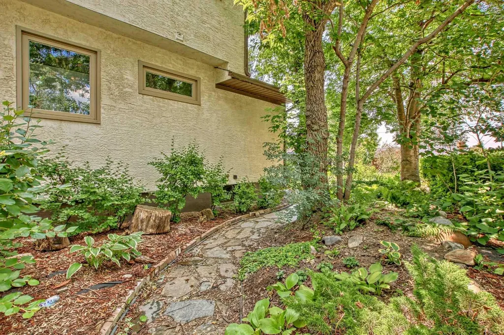 2518 21 Street SW Calgary AB T2T 5A8