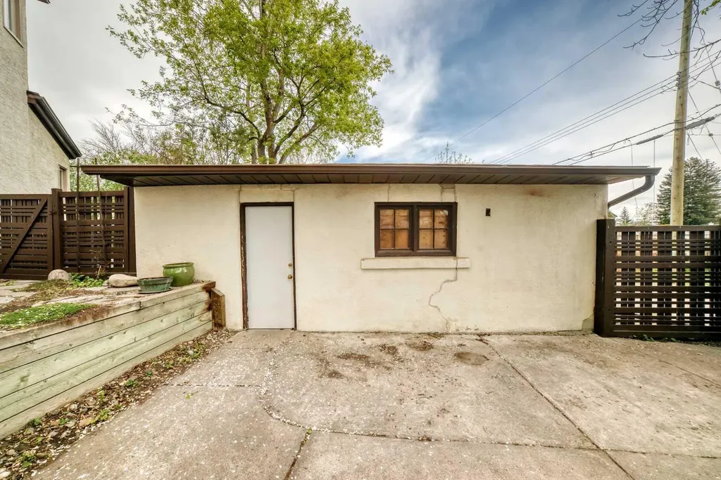 2518 21 Street SW Calgary AB T2T 5A8