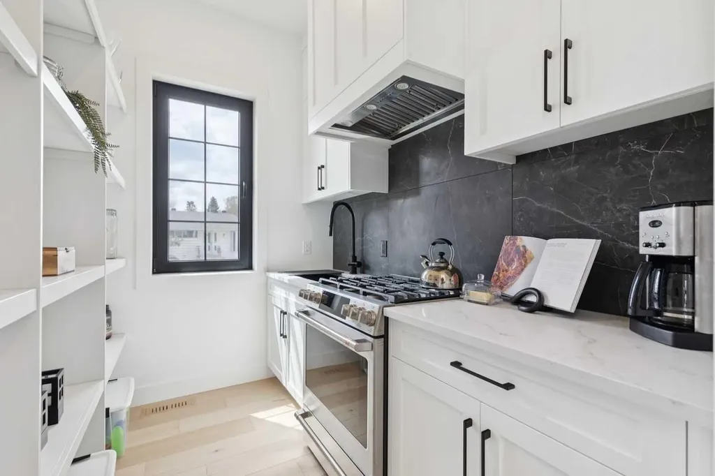 3728 5 Avenue SW Calgary AB T3C 0B8