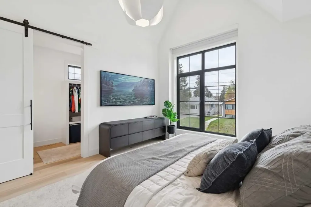 3728 5 Avenue SW Calgary AB T3C 0B8