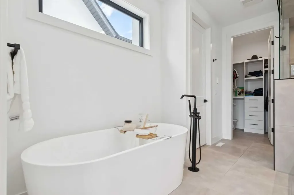 3728 5 Avenue SW Calgary AB T3C 0B8