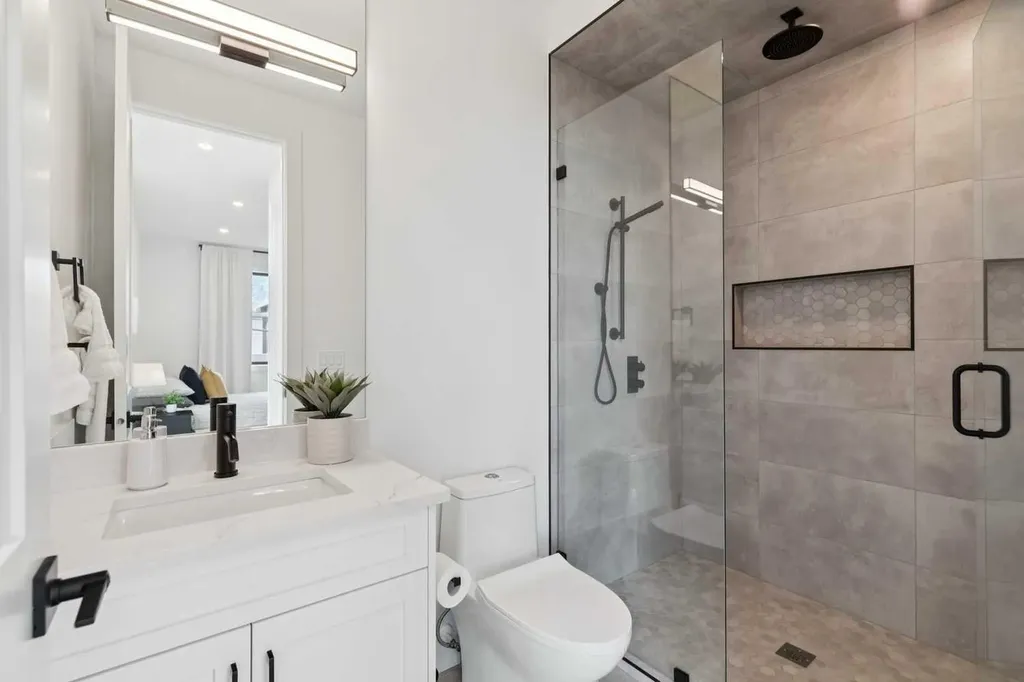3728 5 Avenue SW Calgary AB T3C 0B8