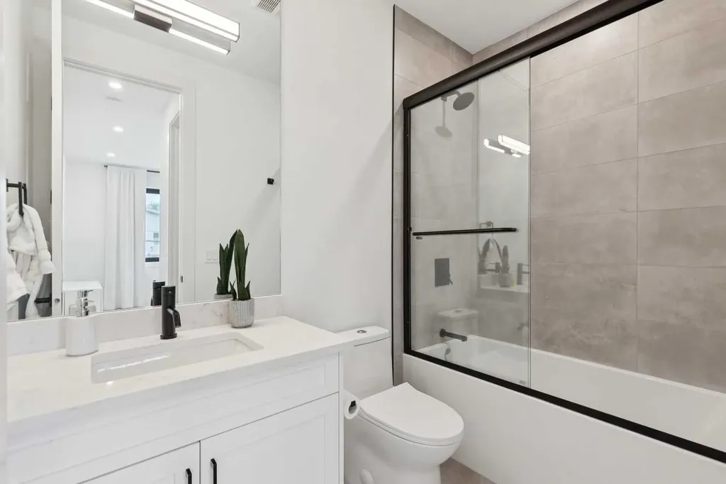 3728 5 Avenue SW Calgary AB T3C 0B8