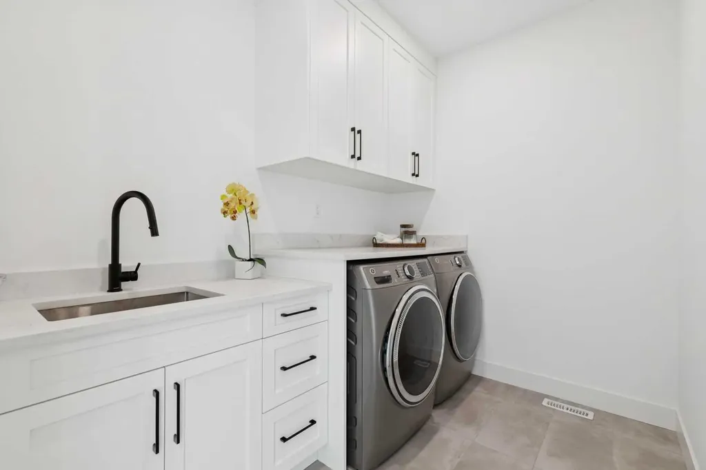 3728 5 Avenue SW Calgary AB T3C 0B8