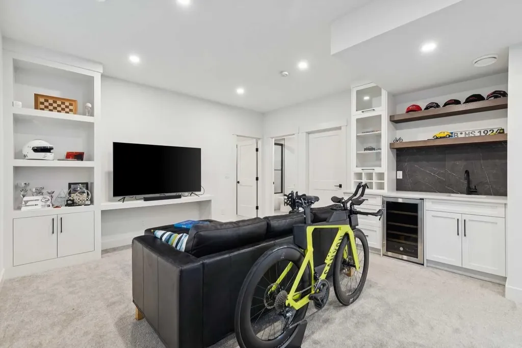 3728 5 Avenue SW Calgary AB T3C 0B8