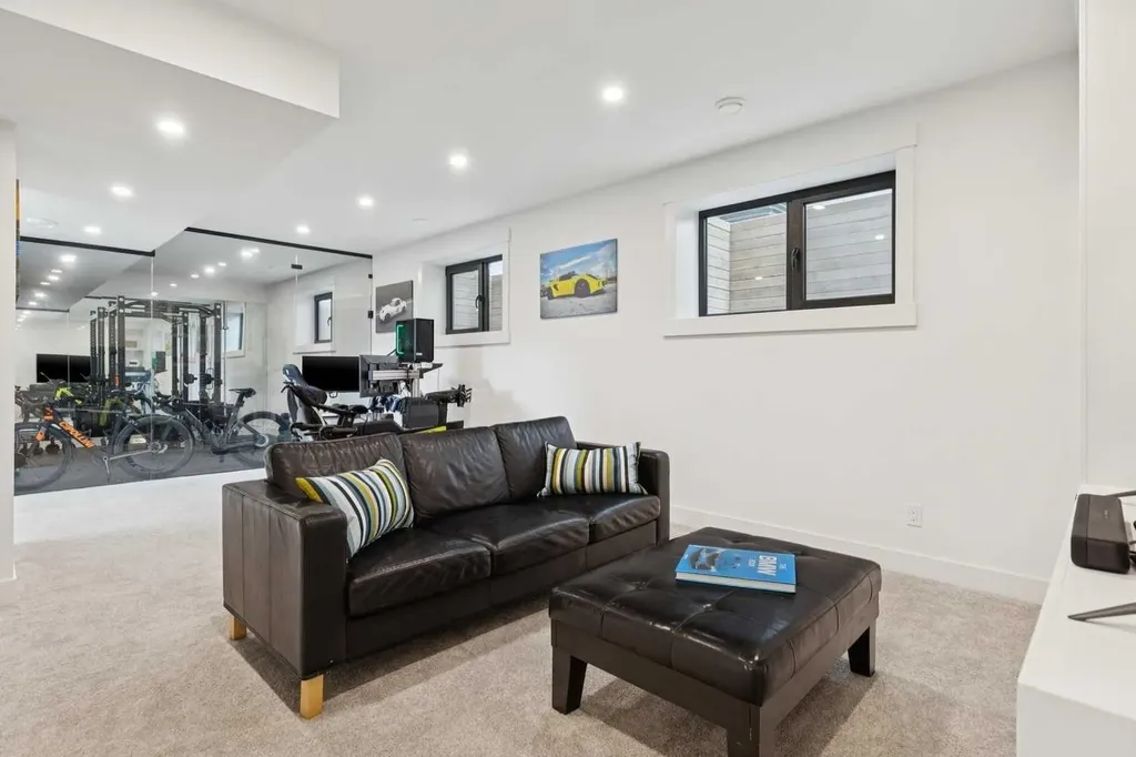 3728 5 Avenue SW Calgary AB T3C 0B8