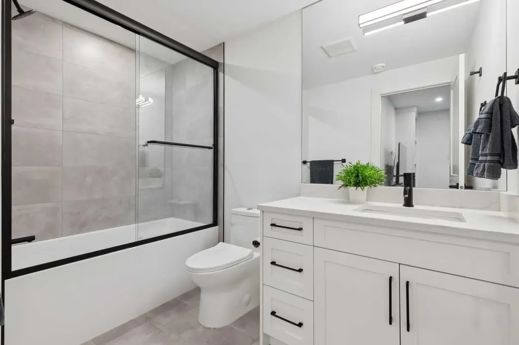 3728 5 Avenue SW Calgary AB T3C 0B8