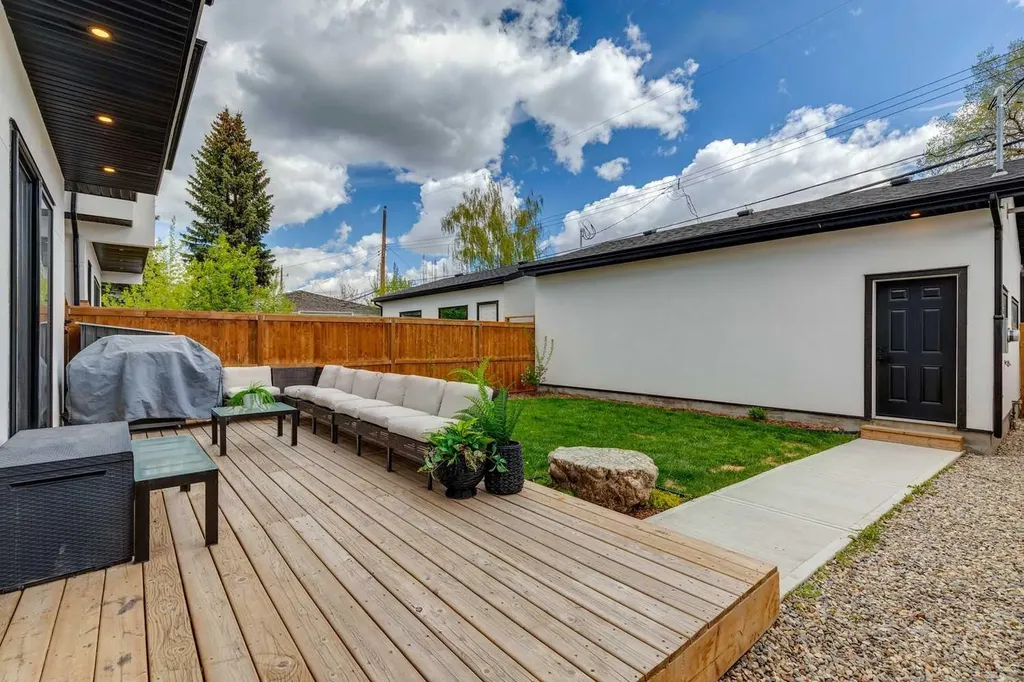 3728 5 Avenue SW Calgary AB T3C 0B8