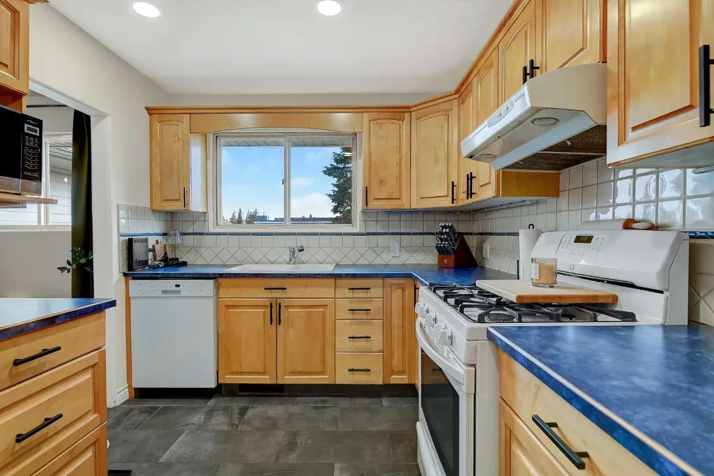 10015 89 Avenue Grande Prairie AB T8V 0E2