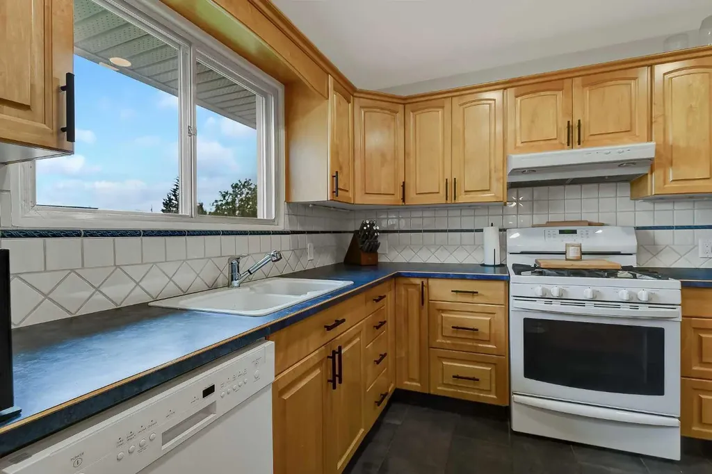 10015 89 Avenue Grande Prairie AB T8V 0E2