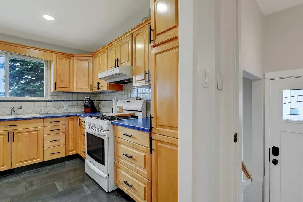 10015 89 Avenue Grande Prairie AB T8V 0E2