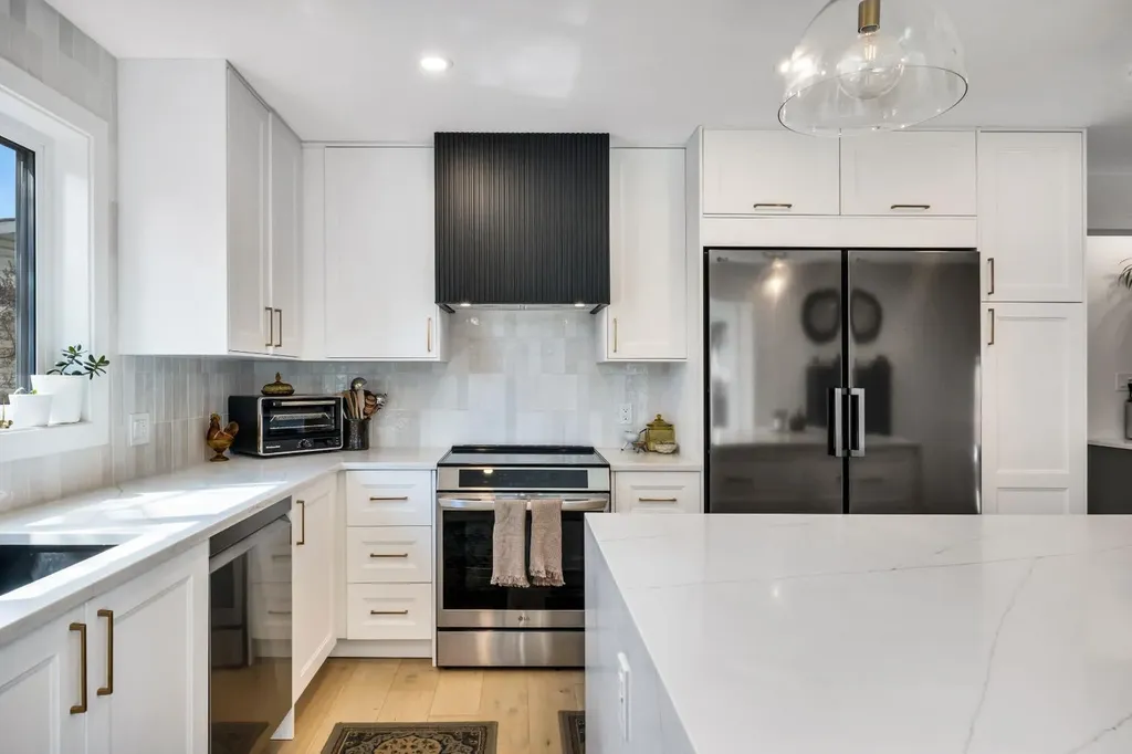 2021 112a Street Edmonton AB T6J 4V5