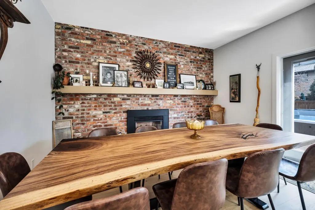 2021 112a Street Edmonton AB T6J 4V5