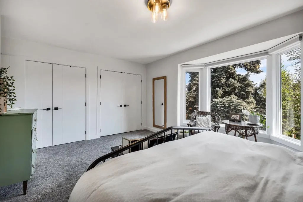 2021 112a Street Edmonton AB T6J 4V5