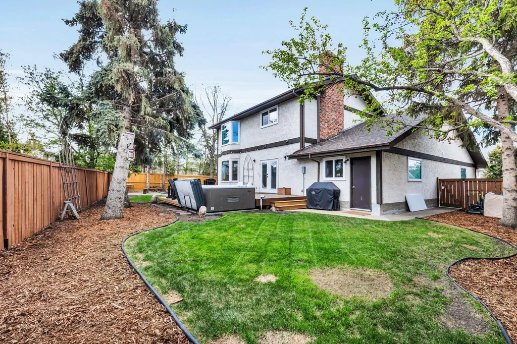 2021 112a Street Edmonton AB T6J 4V5