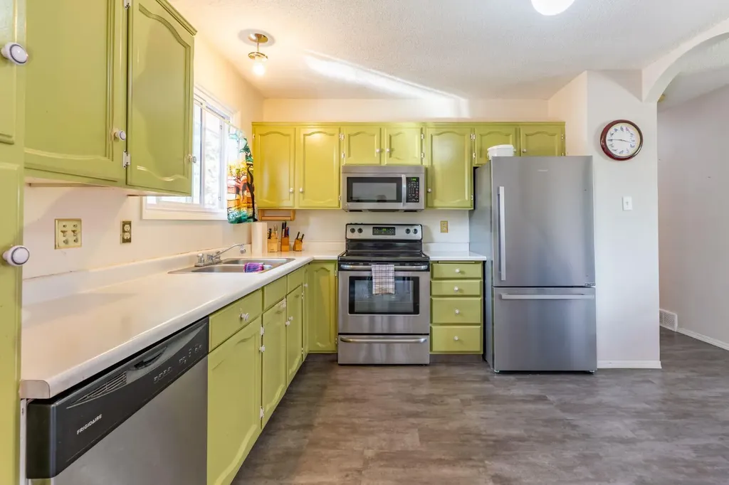 932 22 Street NE Medicine Hat AB T1C 1L7