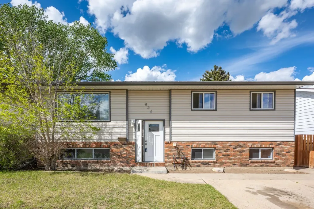 932 22 Street NE Medicine Hat AB T1C 1L7