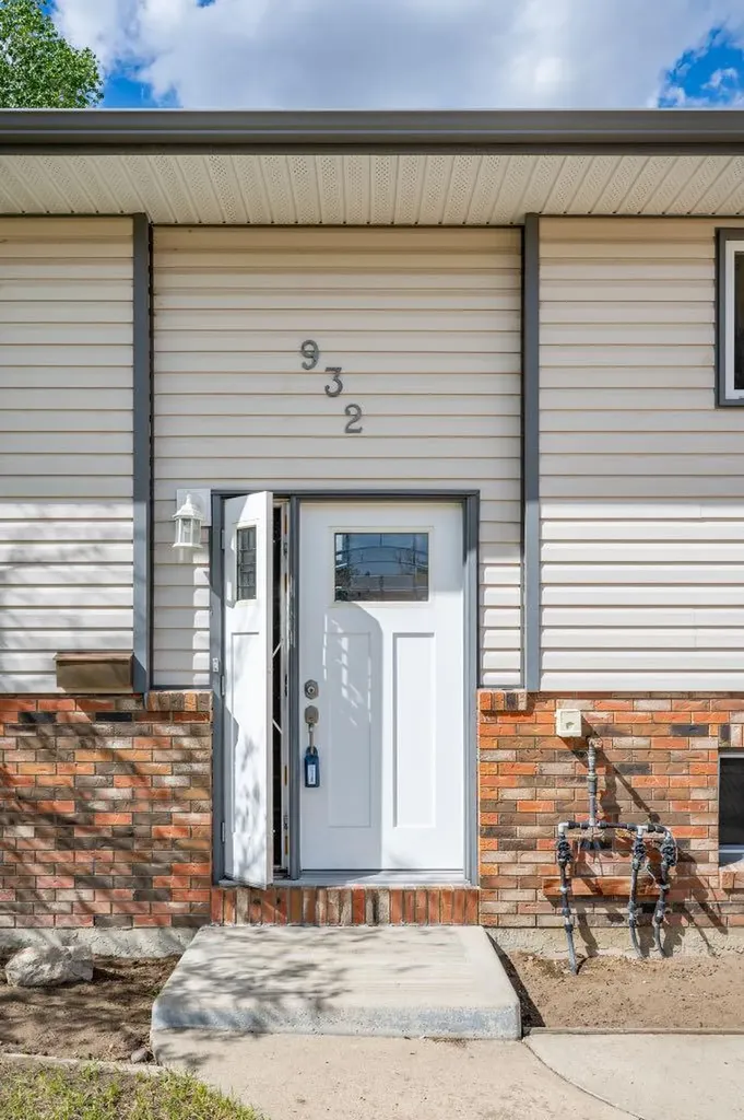 932 22 Street NE Medicine Hat AB T1C 1L7