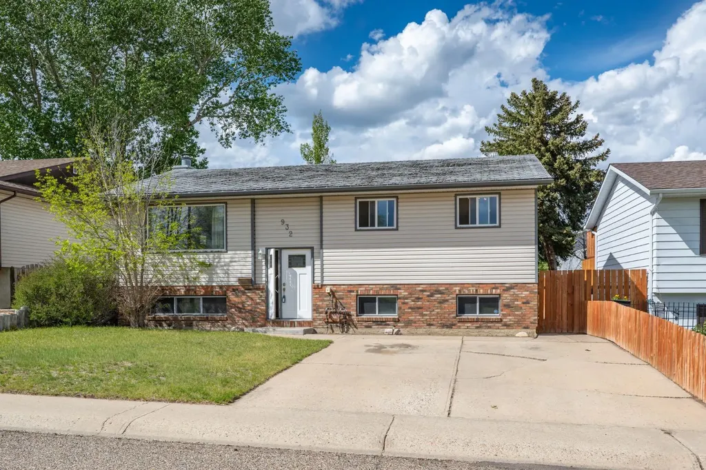 932 22 Street NE Medicine Hat AB T1C 1L7
