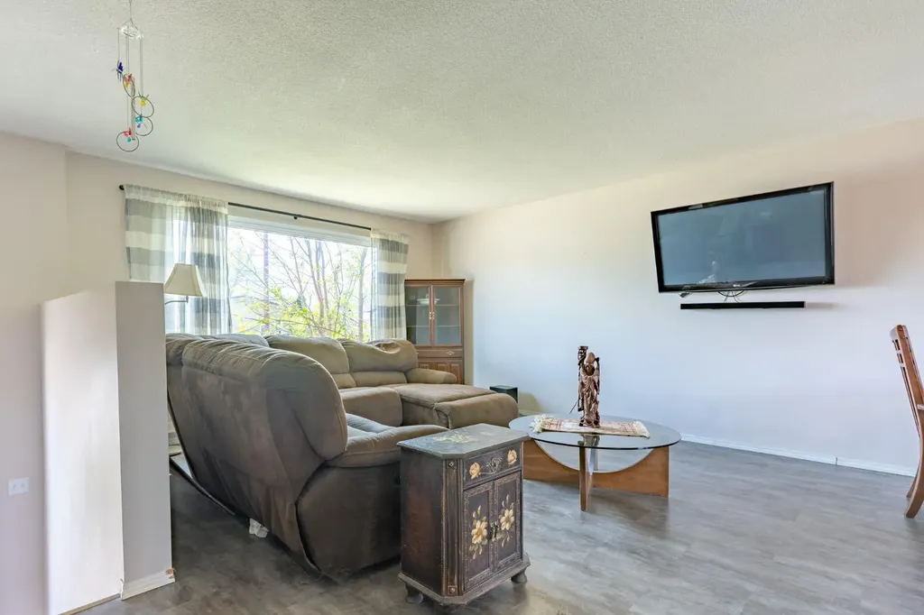 932 22 Street NE Medicine Hat AB T1C 1L7