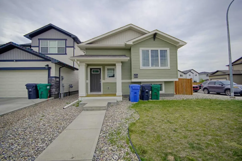 643 Moonlight Lane W Lethbridge AB T1J 5M1