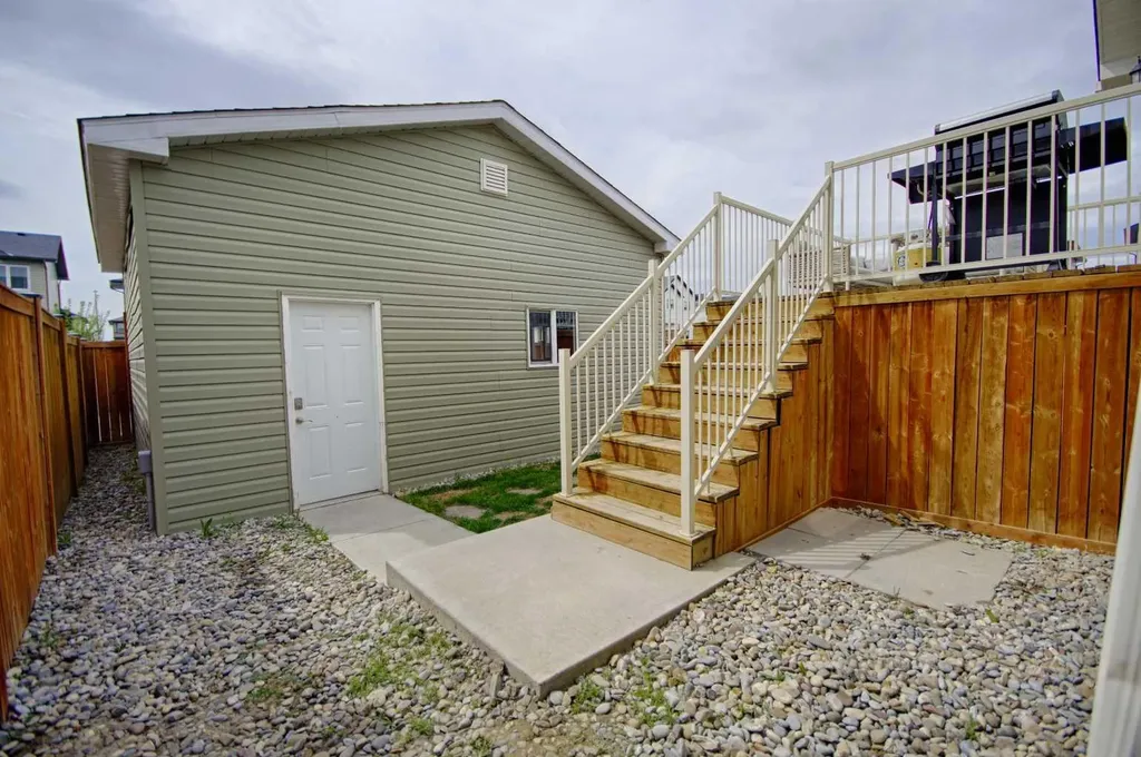 643 Moonlight Lane W Lethbridge AB T1J 5M1
