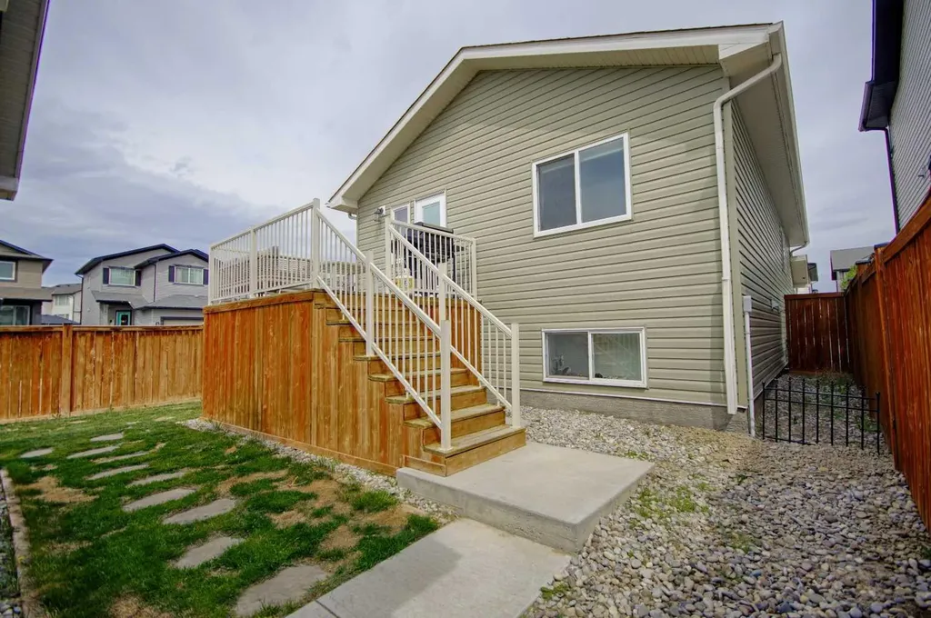 643 Moonlight Lane W Lethbridge AB T1J 5M1