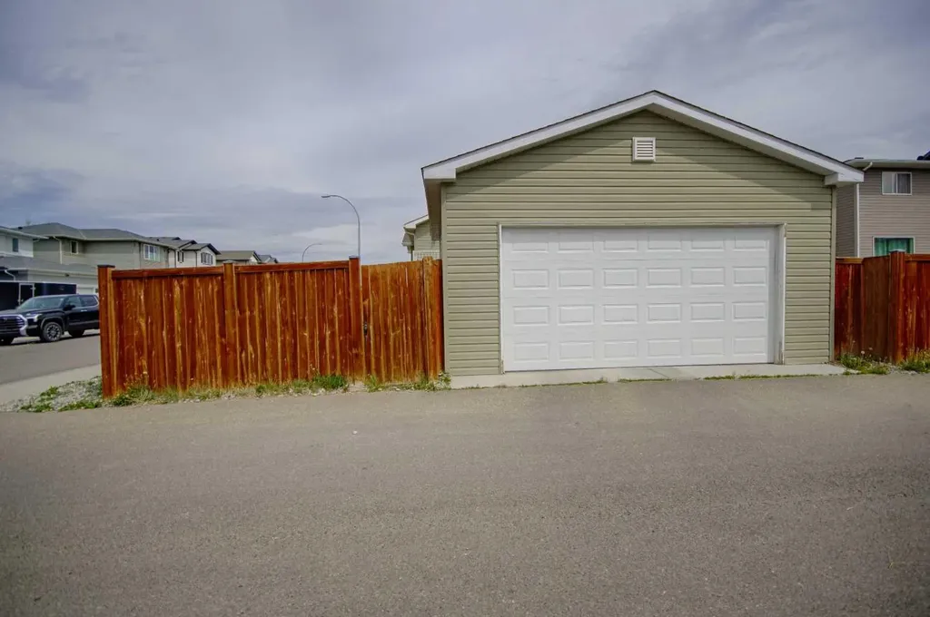 643 Moonlight Lane W Lethbridge AB T1J 5M1