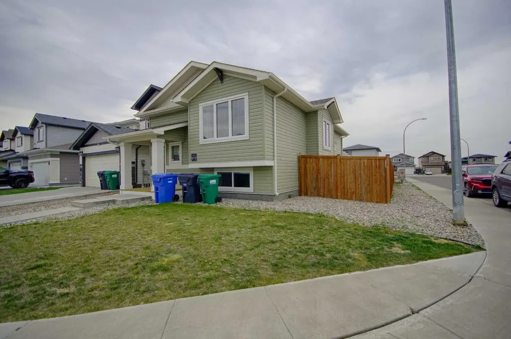 643 Moonlight Lane W Lethbridge AB T1J 5M1