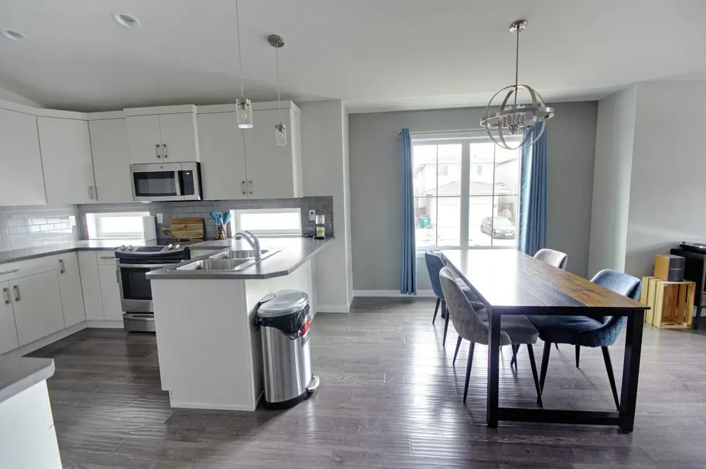 643 Moonlight Lane W Lethbridge AB T1J 5M1