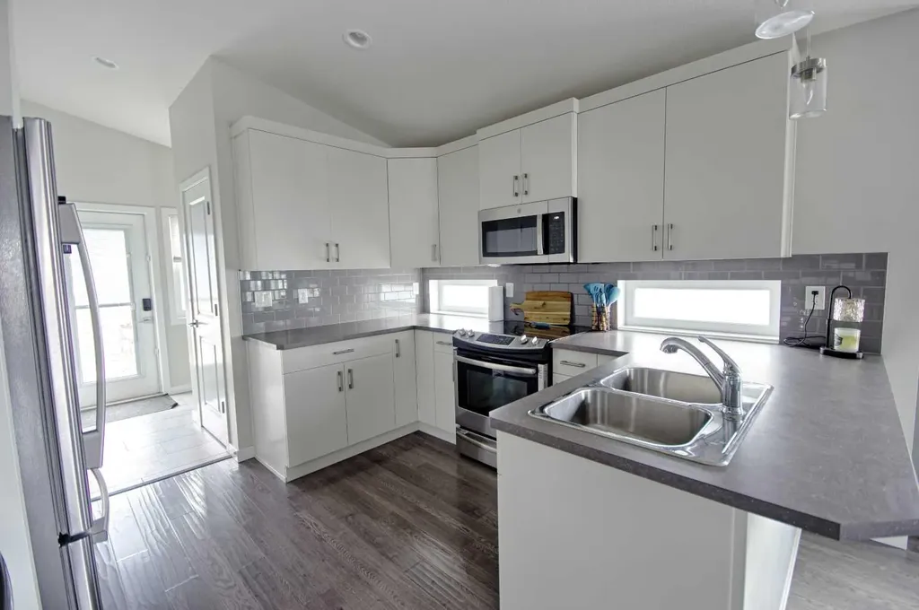 643 Moonlight Lane W Lethbridge AB T1J 5M1