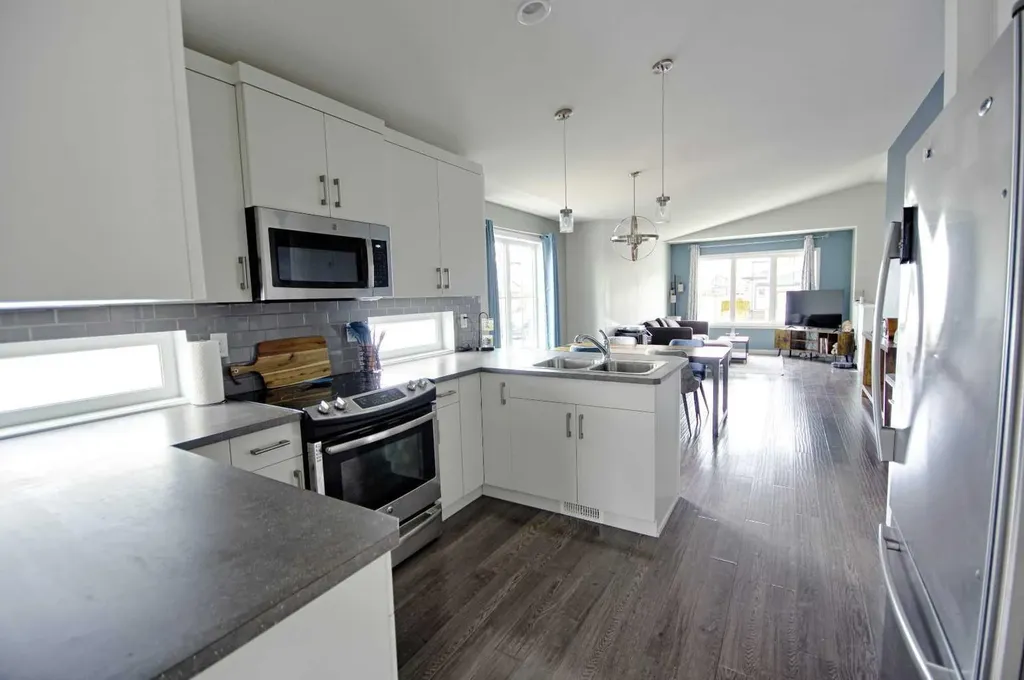 643 Moonlight Lane W Lethbridge AB T1J 5M1