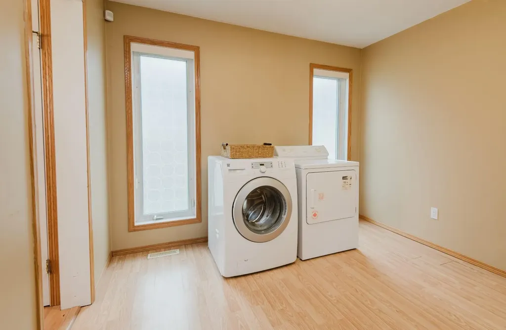 9316 Wedgewood Drive S Wedgewood AB T8W2G5